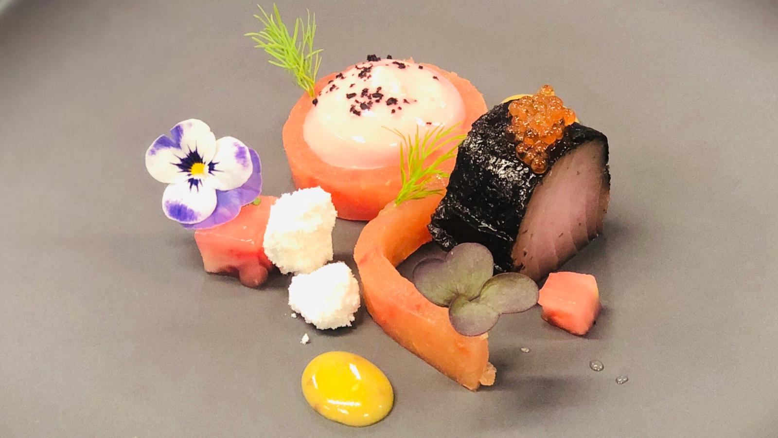 Bonito marinado en alga Nori, tomate de Urdaibai y matices de arbequina Bonito marinado en alga Nori, tomate de Urdaibai y matices de arbequina