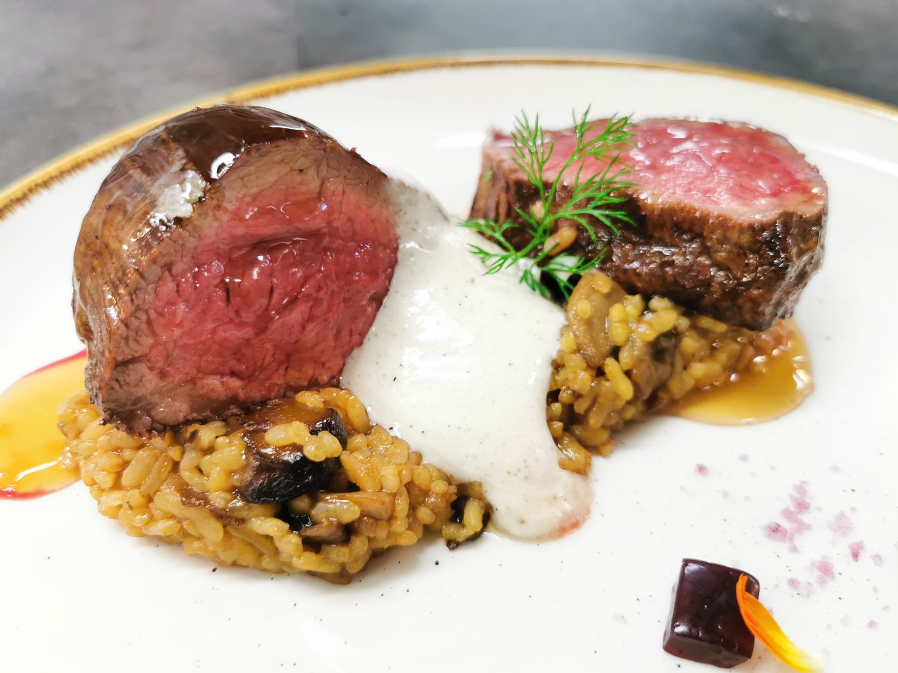 Solomillo a la brasa con risotto de boletus y gelatina de tempranillo y espuma de trufa al punto Solomillo a la brasa con risotto de boletus y gelatina de tempranillo y espuma de trufa al punto